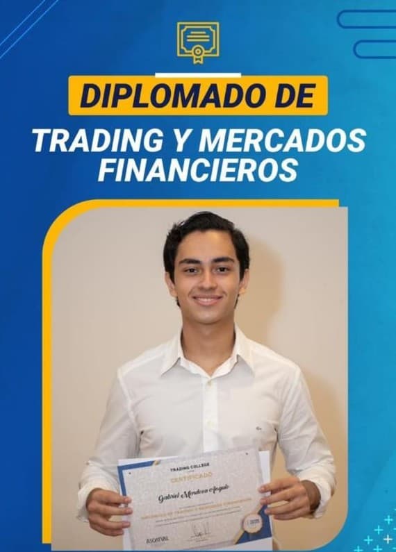 Gabriel a los 15 años sosteniendo su certificado del Diplomado de Trading y Mercados Financieros de Trading College