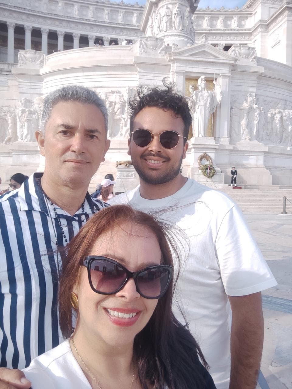 El papá, la mamá y el hermano de Gabriel, de viaje