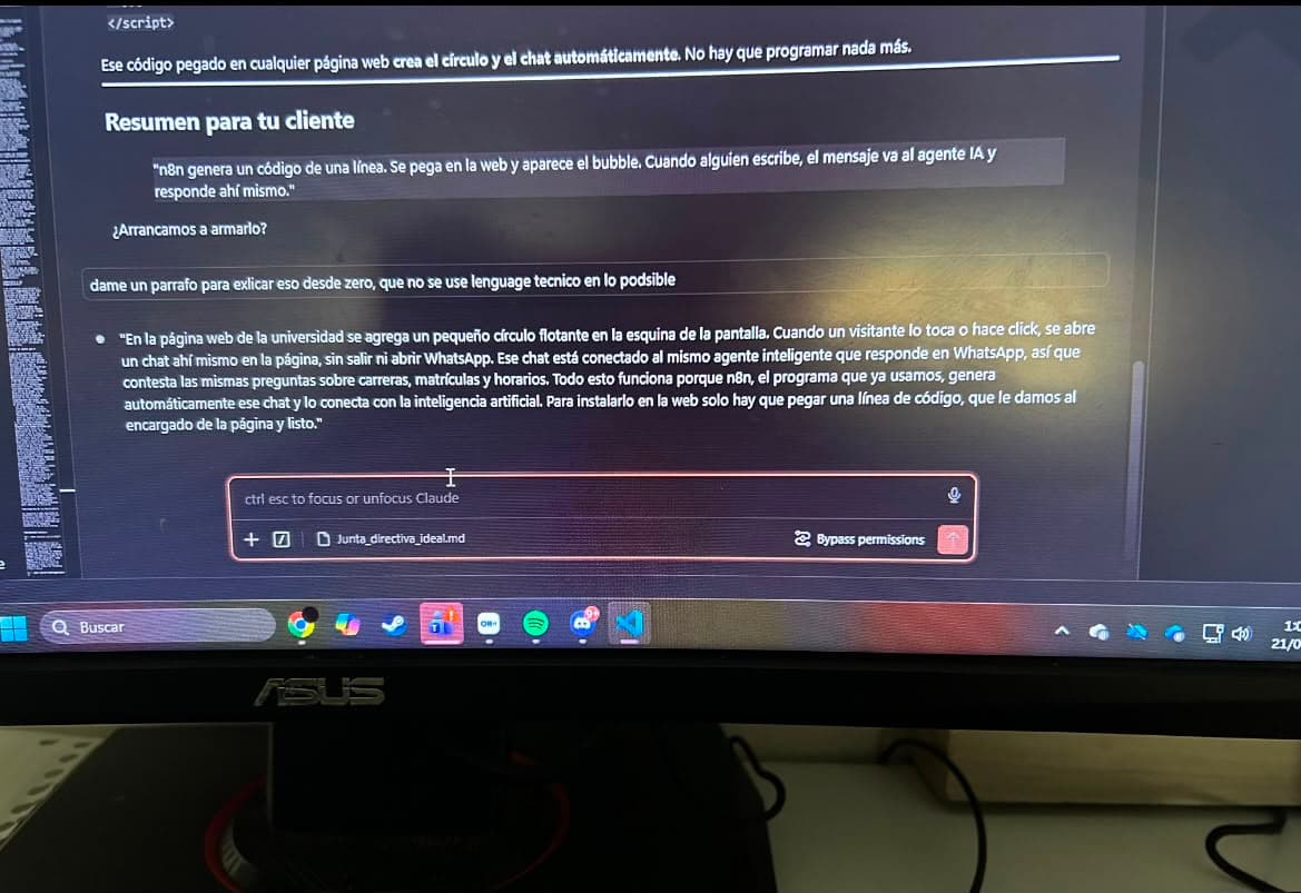 Pantalla con Claude Code explicando en lenguaje sencillo cómo funciona un chat de n8n incrustado en una página web